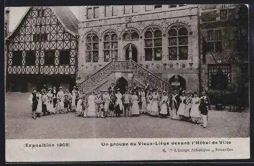 AK Liége, Exposition 1905, Un groupe du Vieux-Liége devant l`Hotel de Ville
