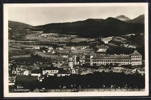 AK Bilin i. Sudetengau, Ortsansicht mit Kirche