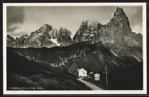 AK Passo di Rolle, Ortsansicht mit Bergpanorama, Gebäude