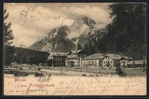 AK Schluderbach, Ortspanorama mit Bergspitze
