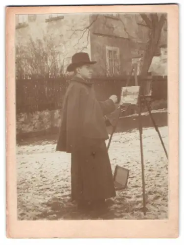 Fotografie junger Maler mit seiner Staffelei auf der offenen Strasse