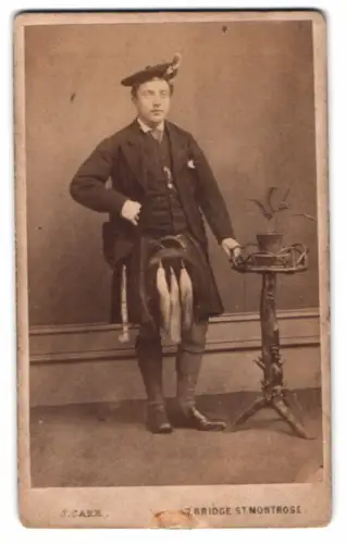 Fotografie John Carr, Montrose, junger Schotte im Kilt mit Sporran posiert im Atelier