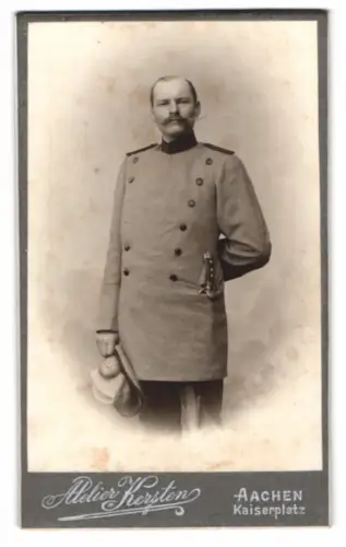 Fotografie Kersten, Aachen, Jäger in Uniform mit Hirschfänger in der Tasche