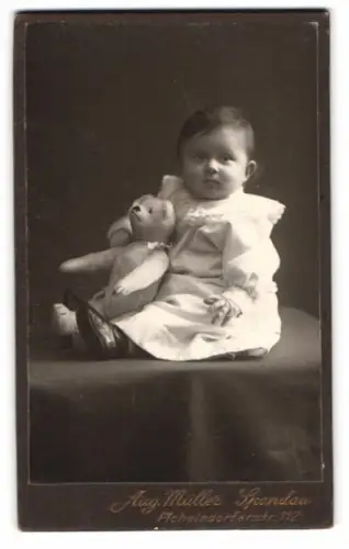 Fotografie Aug. Müller, Spandau, niedliches kleines Kind mit ihrem Teddybär im Arm