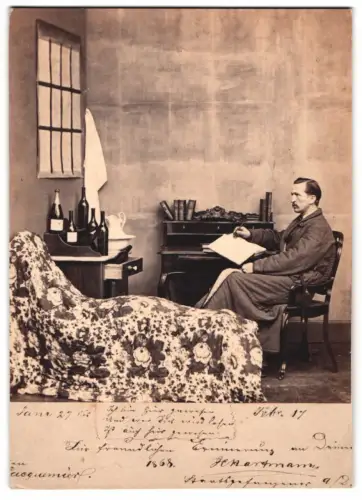 Fotografie Darsteller Herr Hartmann als Staatsgefangener in einer Gefängniszelle, Studiokulisse, 1868