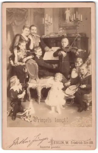 Fotografie Arthur Jünger, Berlin, Kaiser Wilhelm II. mit Frau Auguste Viktoria und Kindern, Viktoria Luise tanzt