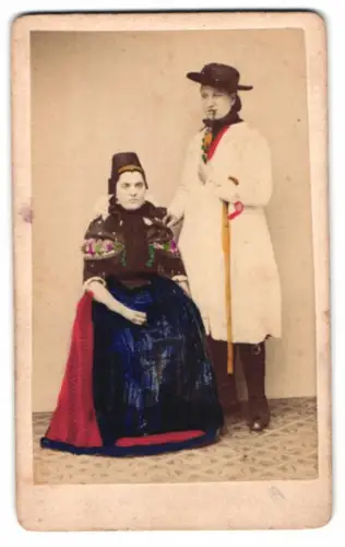 Fotografie zwei junge Frauen in Tracht Schaumburg-Lippe, Handkoloriert