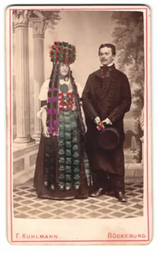 Fotografie F. Kuhlmann, Bückeburg, junges Brautpaar in Hochzeits Tracht, Handkoloriert