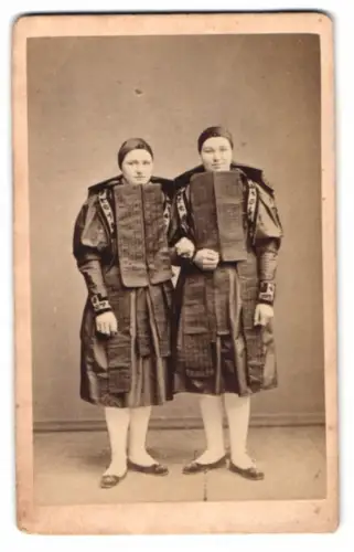 Fotografie zwei junge Damen in Altenburger Tracht