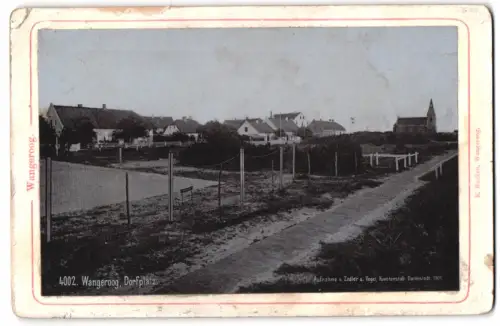 Fotografie Zedler & Vogel, Darmstadt, Ansicht Wangeroog, Dorfplatz mit Wohnhäusern