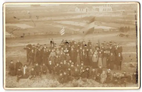 Fotografie unbekannter Fotograf, Ansicht Wangerooge, Einwohner posieren vor dem Bremer Erholungshaus