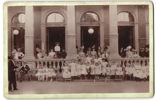 Fotografie G. G. Lange, Bad Langenschwalbach, Ansicht Bad Langenschwalbach, Kurgäste vor dem Kurhaus