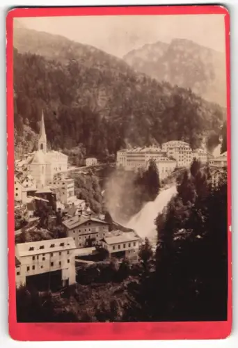 Fotografie unbekannter Fotograf, Ansicht Bad Gastein, Blick auf den Ort mit Hotels und Wasserfall, 1888