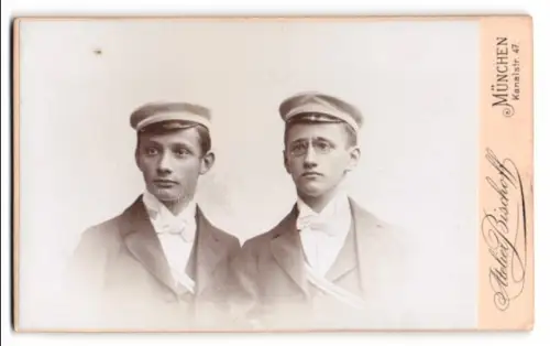 Fotografie Bischoff, München, Portrait zwei junge Studenten Richard und Walter mit Couleur, 1897