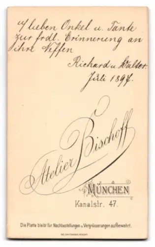 Fotografie Bischoff, München, Portrait zwei junge Studenten Richard und Walter mit Couleur, 1897