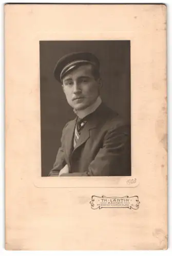 Fotografie Th. Lantin, Aachen, Student der Medizin im Anzug mit Couleur und Schmiss