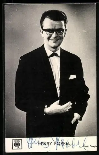 AK Musiker Henry Poppel lächelt in duie Kamera, Autograph
