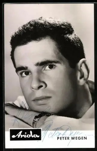 AK Musiker Peter Wegen auf seine Arme gestützt schaut in die Kamera, Autograph