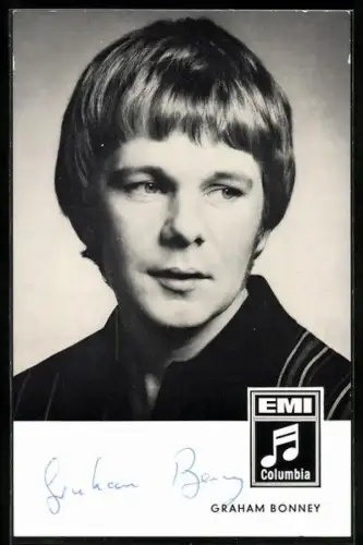 AK Musiker Graham Bonney mit Topfhaarschnitt und gestreiftem Hemd, Autograph
