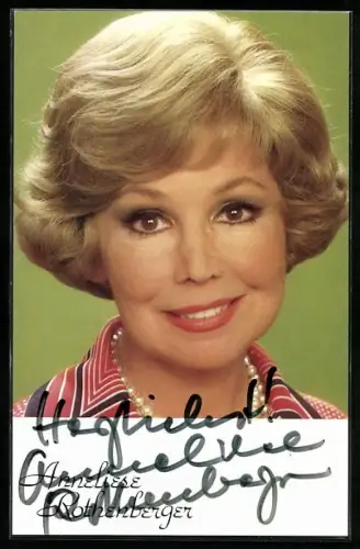 AK Musikerin Anneliese Rothenberger lächelt freundlich in die Kamera, Autograph