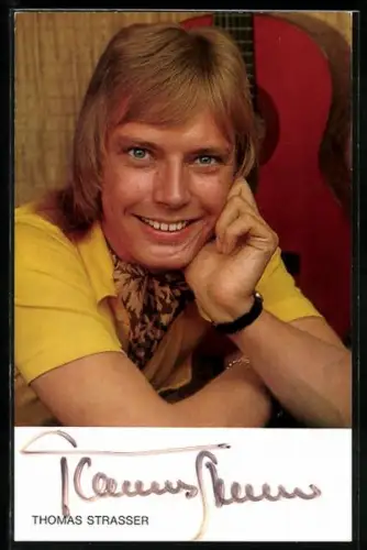 AK Musiker Thomas Strasser auf seinem Arm gelehnt schaut in die Kamera, Autograph