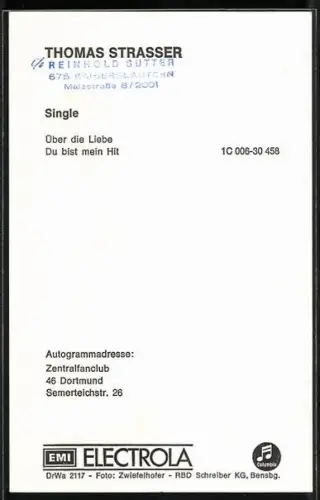 AK Musiker Thomas Strasser auf seinem Arm gelehnt schaut in die Kamera, Autograph