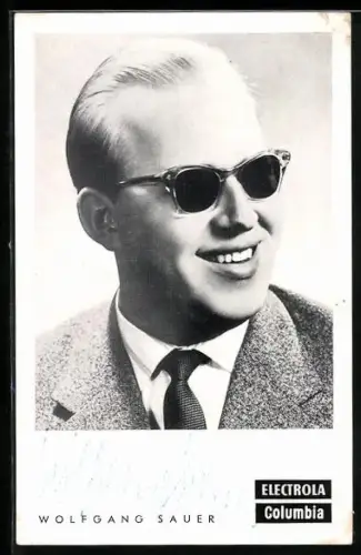 AK Musiker Wolfgang Sauer im Anzug mit dunkler Brille zur Seite lächelnd, Autograph