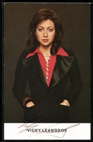 AK Sängerin Vicky Leandros im rotem Hemd portraitiert, Musiker, Autograph