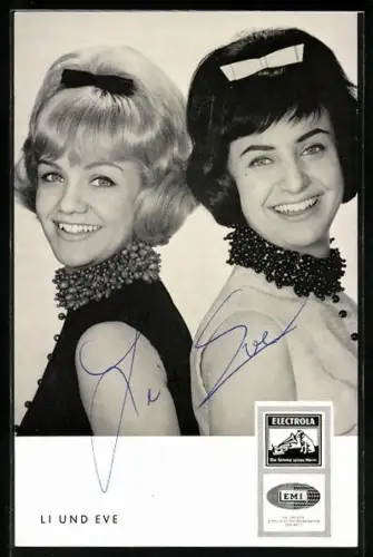 AK Musikerinnen Li und Eve stehen Rücken an Rücken, in die Kamera lächelnd, Autograph