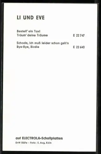 AK Musikerinnen Li und Eve stehen Rücken an Rücken, in die Kamera lächelnd, Autograph