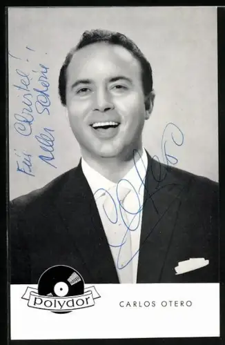 AK Musiker Carlos Otero im dunklen Anzug portraitiert, Autograph