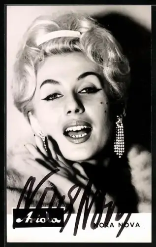 AK Musikerin Nora Nova mit extravagantem Ohrschmuck, Autograph