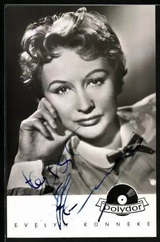 AK Musikerin Evelyn Künneke schaut den Betrachter an, Autograph