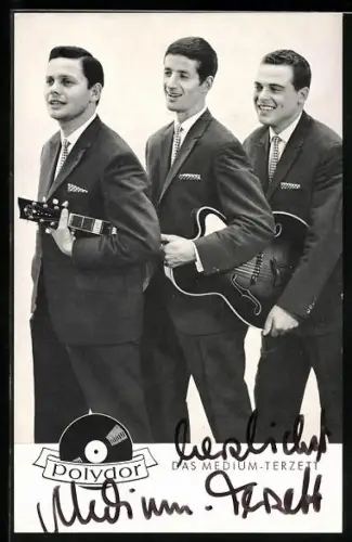 AK das Medium-Terzett, Musiker mit Gitarre, Autograph