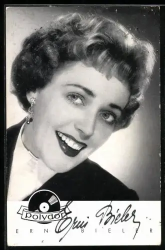 AK Musikerin Erni Bieler mit Ohrschmuck und strahlendem Lächeln, Autograph