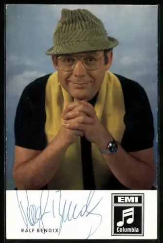 AK Musiker Ralf Bendix mit Hut und gelbem Schal, Autograph