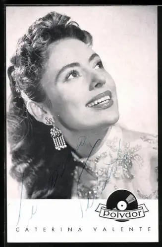 AK Musikerin Catarina Valente lächelnd im Abendkleid, Autograph