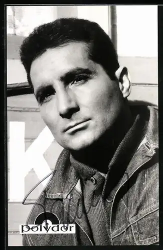 AK Sänger Freddy Quinn mit nachdenklichem Blick, Autograph