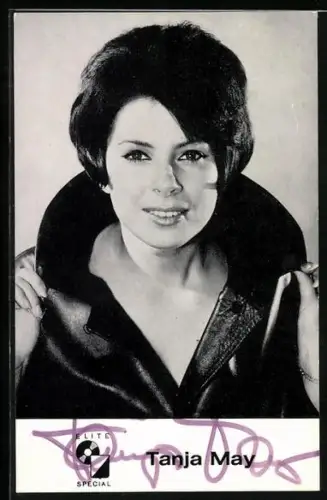 AK Musikerin Tanja May schaut in die Kamera, Autograph
