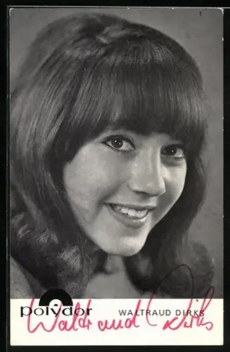 AK Musikerin Waltraud Dirks mit freundlichem Lächeln, Autograph