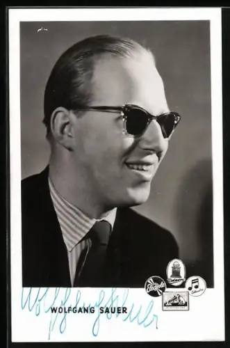 AK Musiker Wolfgang Sauer mit dunkler Brille portraitiert, Autograph