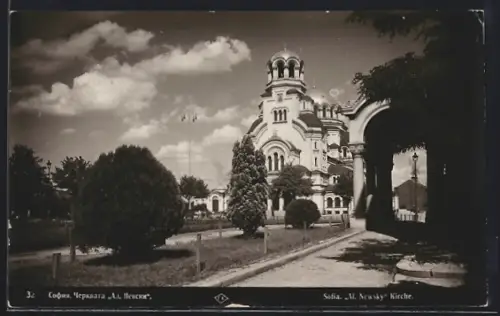 AK Sofia, Al. Newsky Kirche mit Anlage und Torbogen