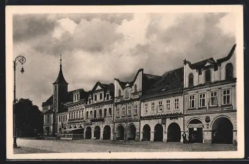 AK Taus, Häuserpanorama mit Kirche, Arkaden