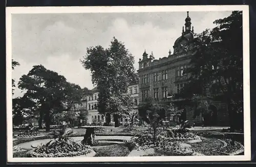 AK Pilsen, Ortspartie, Anlage mit Brunnen und Turmgebäude