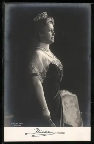 AK Prinzessin Hilde von Baden mit Fächer und Perlenkette