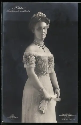 AK Grossherzogin Hilda von Baden mit Krone, Fächer und weissen Handschuhen