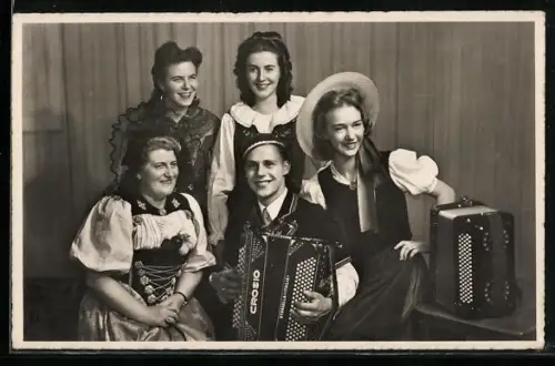 AK Musikgruppe Sing-Schwyzerli u. Fredy mit Akkordeons