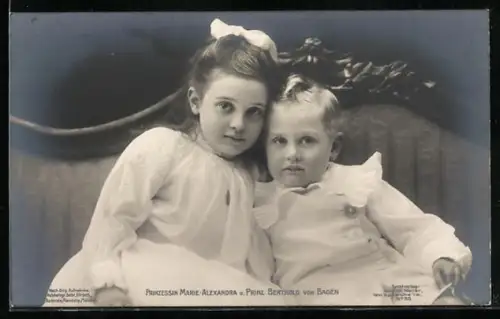 AK Prinzessin Marie-Alexandra und Prinz Berthold von Baden auf einem Sofa