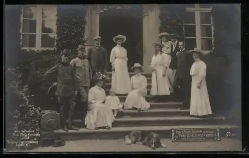 AK Prinz August Wilhelm von Preussen mit Prinzessin Alexandra Victoria im Familienkreise