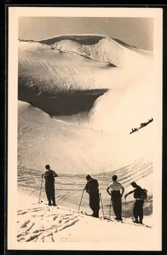 Foto-AK Skiläufergruppe vor der Abfahrt in den verschneiten Bergen